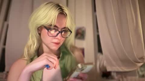 Snapshot of honeyxlimbed chatting on 11-27-25, 01:51 Emi Rose online show from 11-27-25, 01:51