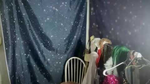 Snapshot of honeyxlimbed chatting on 11-27-25, 09:17 Emi Rose online show from 11-27-25, 09:17