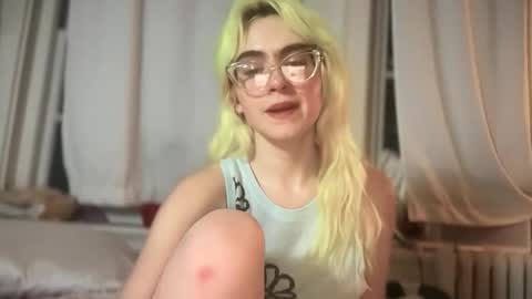 Snapshot of honeyxlimbed chatting on 12-04-25, 06:34 Emi Rose online show from 12-04-25, 06:34