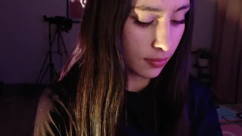 Snapshot of honeyypeaach chatting on 02-15-25, 01:31    online show from 02-15-25, 01:31