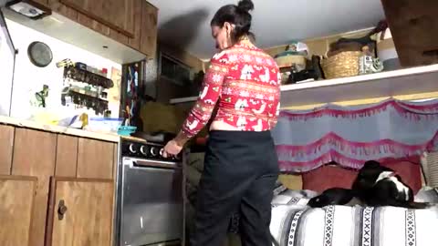 Snapshot of hoodoou chatting on 12-23-25, 01:58 hoodoou online show from 12-23-25, 01:58