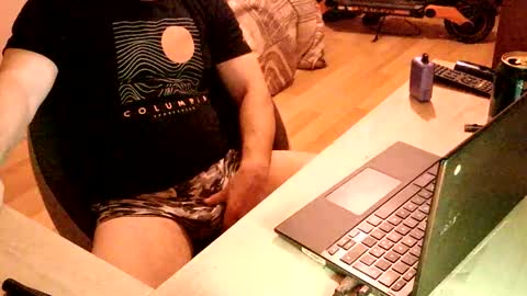 Snapshot of hoops891 chatting on 10-11-25, 11:47 Hoops891 online show from 10-11-25, 11:47