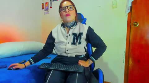 Snapshot of hoot_alicee chatting on 04-29-26, 09:21 ONLYFANS online show from 04-29-26, 09:21