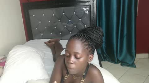 Snapshot of hornybella4 chatting on 03-10-25, 12:18 Bella online show from 03-10-25, 12:18