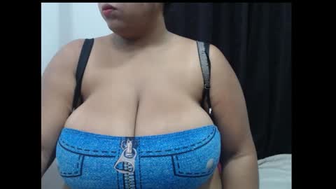 Snapshot of hornyboobs18 chatting on 10-19-25, 06:58 karen online show from 10-19-25, 06:58