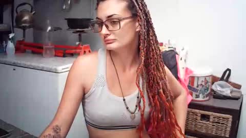 Snapshot of hornyhippies0080 chatting on 05-03-26, 06:52 Nix D online show from 05-03-26, 06:52