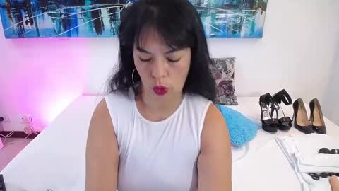 Snapshot of hornystepmommy_ chatting on 04-27-26, 04:27 LILY online show from 04-27-26, 04:27