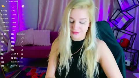 Snapshot of hot__blondie chatting on 05-11-26, 05:24 Veronica Vi online show from 05-11-26, 05:24