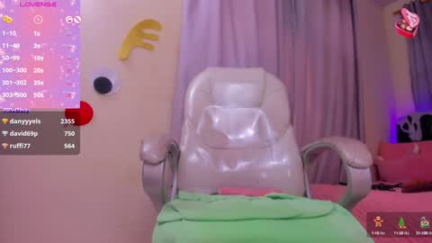 Snapshot of hot_beauty__ chatting on 12-28-24, 01:49 VALENTINA online show from 12-28-24, 01:49