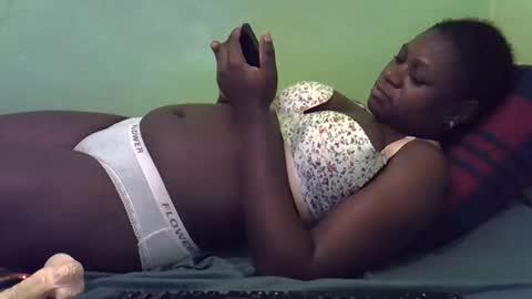 Snapshot of hot_girlly chatting on 11-12-25, 01:44 hot_girlly online show from 11-12-25, 01:44