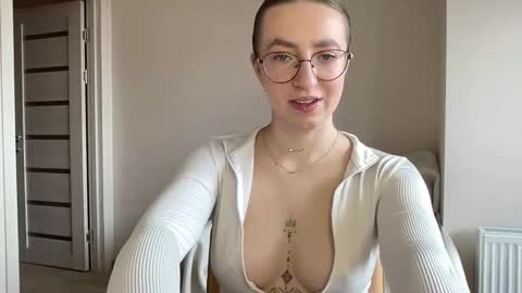 Snapshot of hot_lliinns chatting on 12-21-24, 08:28 Lina online show from 12-21-24, 08:28