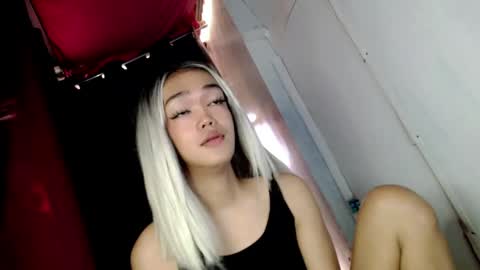 hot_moma69 online show from 04-20-26, 12:57