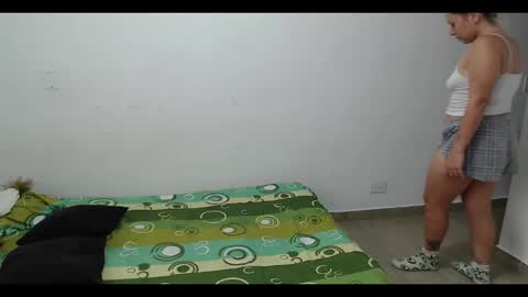 Mia online show from 02-11-25, 03:51