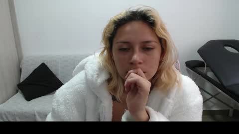 Mia online show from 03-07-25, 05:17