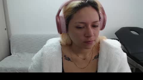 Mia online show from 03-09-25, 01:26