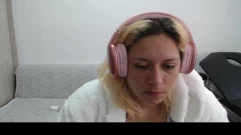 Mia online show from 03-10-25, 04:03