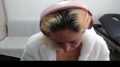 Mia online show from 03-10-25, 07:07