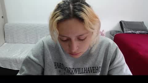 Mia online show from 03-12-25, 12:47