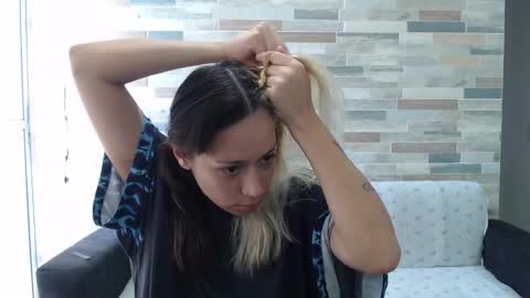 Mia online show from 10-05-25, 01:09