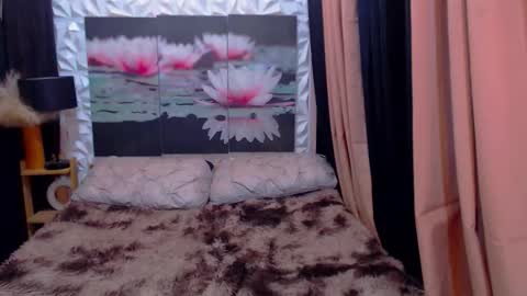 Julli Anna online show from 12-19-25, 05:42