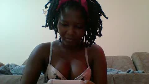 Snapshot of hotbabbee chatting on 02-14-25, 04:37 love online show from 02-14-25, 04:37