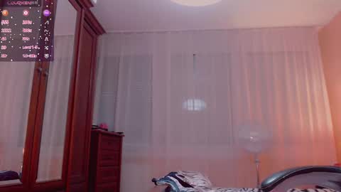 Snapshot of hotkittysquirt chatting on 06-10-26, 04:23 Angela online show from 06-10-26, 04:23