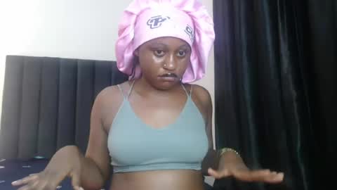 Snapshot of hottie_ebonie chatting on 07-05-26, 10:39 Ella online show from 07-05-26, 10:39