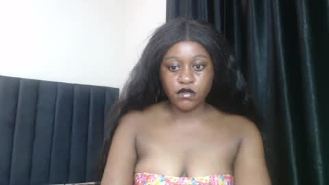 Snapshot of hottie_ebonie chatting on 07-13-26, 06:00 Ella online show from 07-13-26, 06:00
