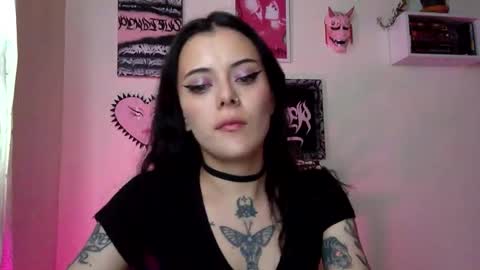 Snapshot of hottietat4u chatting on 11-28-25, 02:31 Tat online show from 11-28-25, 02:31