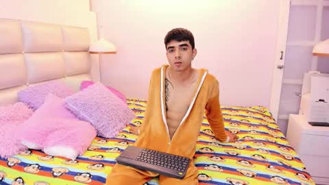 hottiie_guy online show from 10-06-25, 06:49