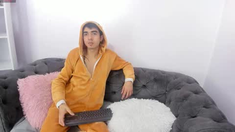 hottiie_guy online show from 10-31-25, 06:20