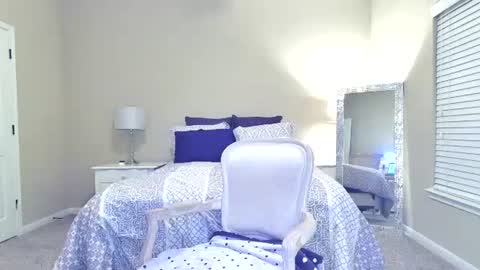 Maggie online show from 11-08-25, 04:34