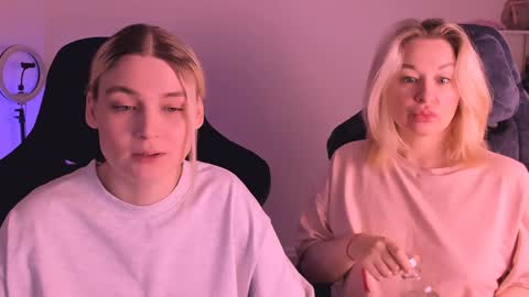 Nessie and Jessie online show from 01-05-25, 03:23