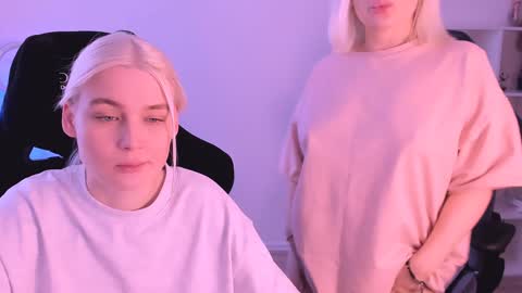 Nessie and Jessie online show from 01-23-25, 09:39