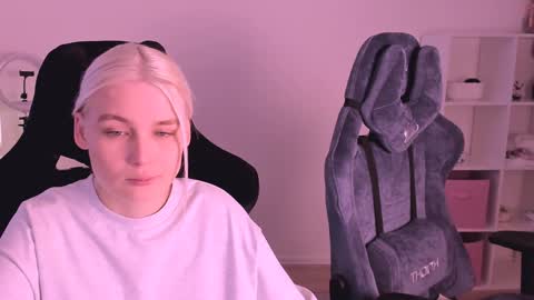 Nessie and Jessie online show from 01-24-25, 06:57