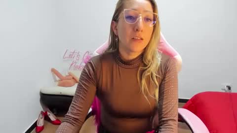 Snapshot of hottychrystal chatting on 12-03-25, 01:57 hottychrystal online show from 12-03-25, 01:57