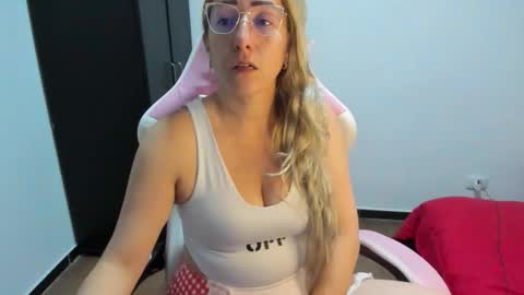 Snapshot of hottychrystal chatting on 12-22-25, 10:40 hottychrystal online show from 12-22-25, 10:40