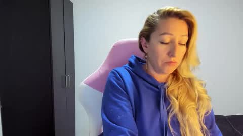 Snapshot of hottychrystal chatting on 02-07-26, 01:53 hottychrystal online show from 02-07-26, 01:53