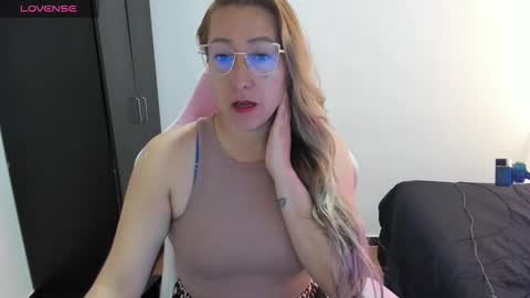 Snapshot of hottychrystal chatting on 05-08-26, 01:05 hottychrystal online show from 05-08-26, 01:05