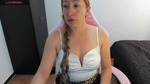 Snapshot of hottychrystal chatting on 05-14-26, 02:35 hottychrystal online show from 05-14-26, 02:35