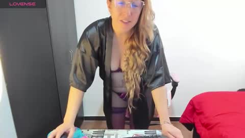 Snapshot of hottychrystal chatting on 05-27-26, 01:19 hottychrystal online show from 05-27-26, 01:19