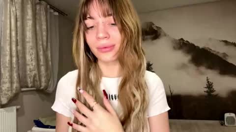 Snapshot of hsiuscherich chatting on 12-14-25, 01:05 hsiuscherich online show from 12-14-25, 01:05