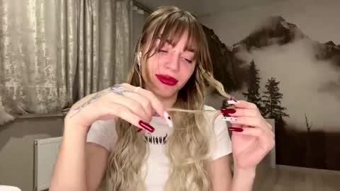 Snapshot of hsiuscherich chatting on 12-15-25, 02:10 hsiuscherich online show from 12-15-25, 02:10