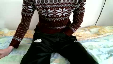 Snapshot of hug_me chatting on 12-19-24, 11:29 Keanu online show from 12-19-24, 11:29