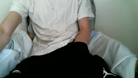 Snapshot of hug_me chatting on 11-04-25, 01:54 Keanu online show from 11-04-25, 01:54