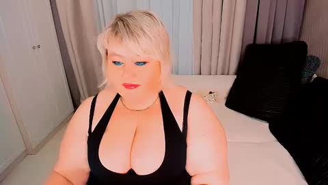 Snapshot of huge_booobs chatting on 01-31-25, 06:36 milli online show from 01-31-25, 06:36
