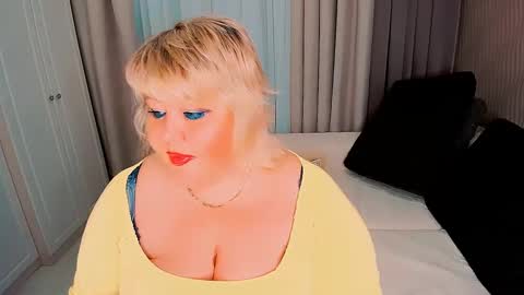 Snapshot of huge_booobs chatting on 03-02-25, 03:05 milli online show from 03-02-25, 03:05