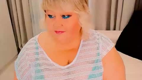 Snapshot of huge_booobs chatting on 10-21-25, 06:52 milli online show from 10-21-25, 06:52