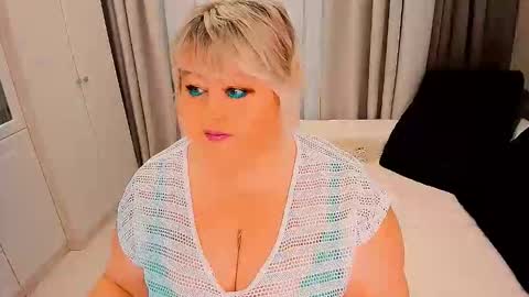 Snapshot of huge_booobs chatting on 10-22-25, 07:08 milli online show from 10-22-25, 07:08