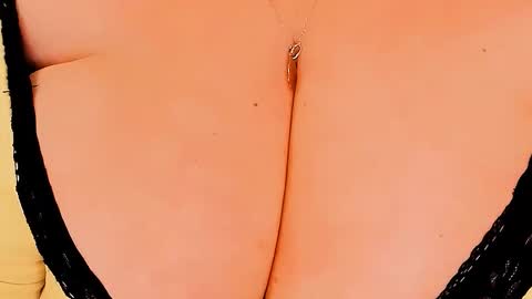 Snapshot of huge_booobs chatting on 11-18-25, 08:02 milli online show from 11-18-25, 08:02